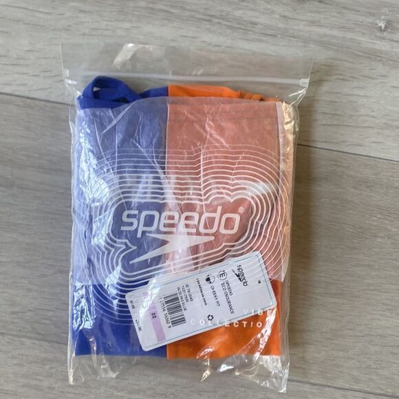 Speedo Solid Half Split One Piece
Female Training Swimsuit‎ Dazzling Blue 32 NWT - Picture 5 of 7